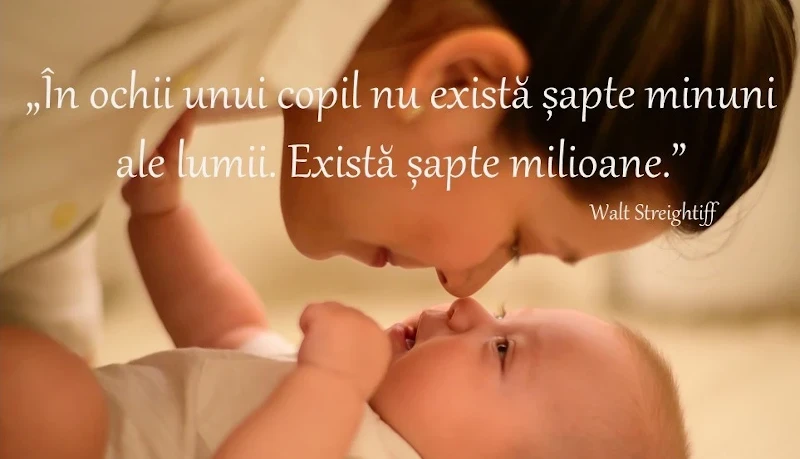 O mamica se uita de aproape la bebelusul ei, la orizontala